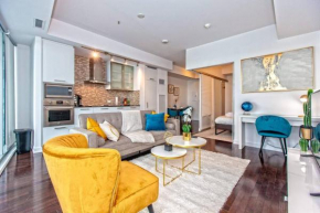 Lux Condo Near CN Tower W/Amazing View + Parking!
